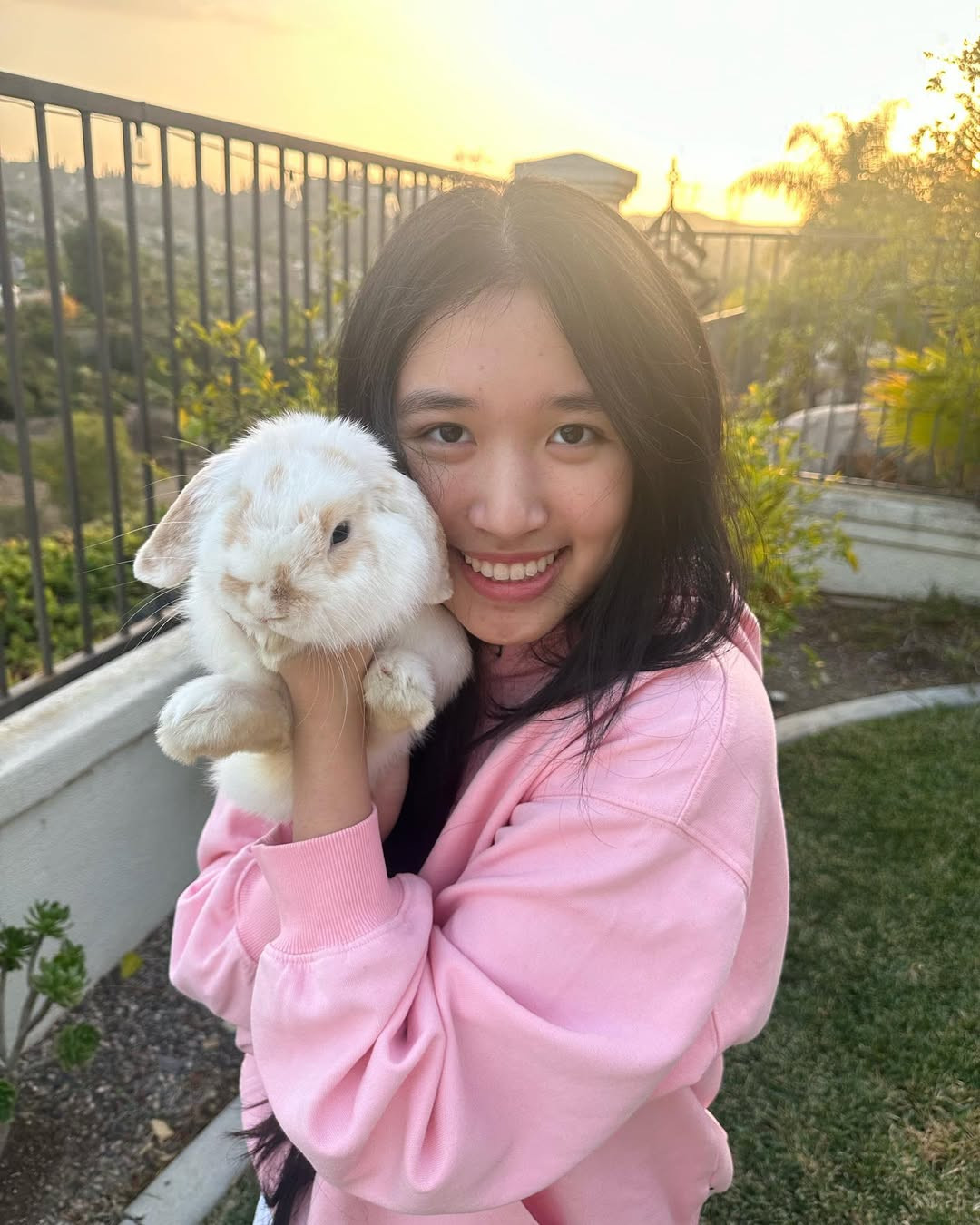 Trong nhiều năm qua, cô bạn đã gặt hái được những thành công đáng kể. Cô lần lượt đạt được những cột mốc "không tưởng" ở độ tuổi 18: Là YouTuber trẻ tuổi đạt hơn 3,5 triệu người theo dõi trên YouTube và "cán mốc" 1 tỷ views vào tháng 7/2023.