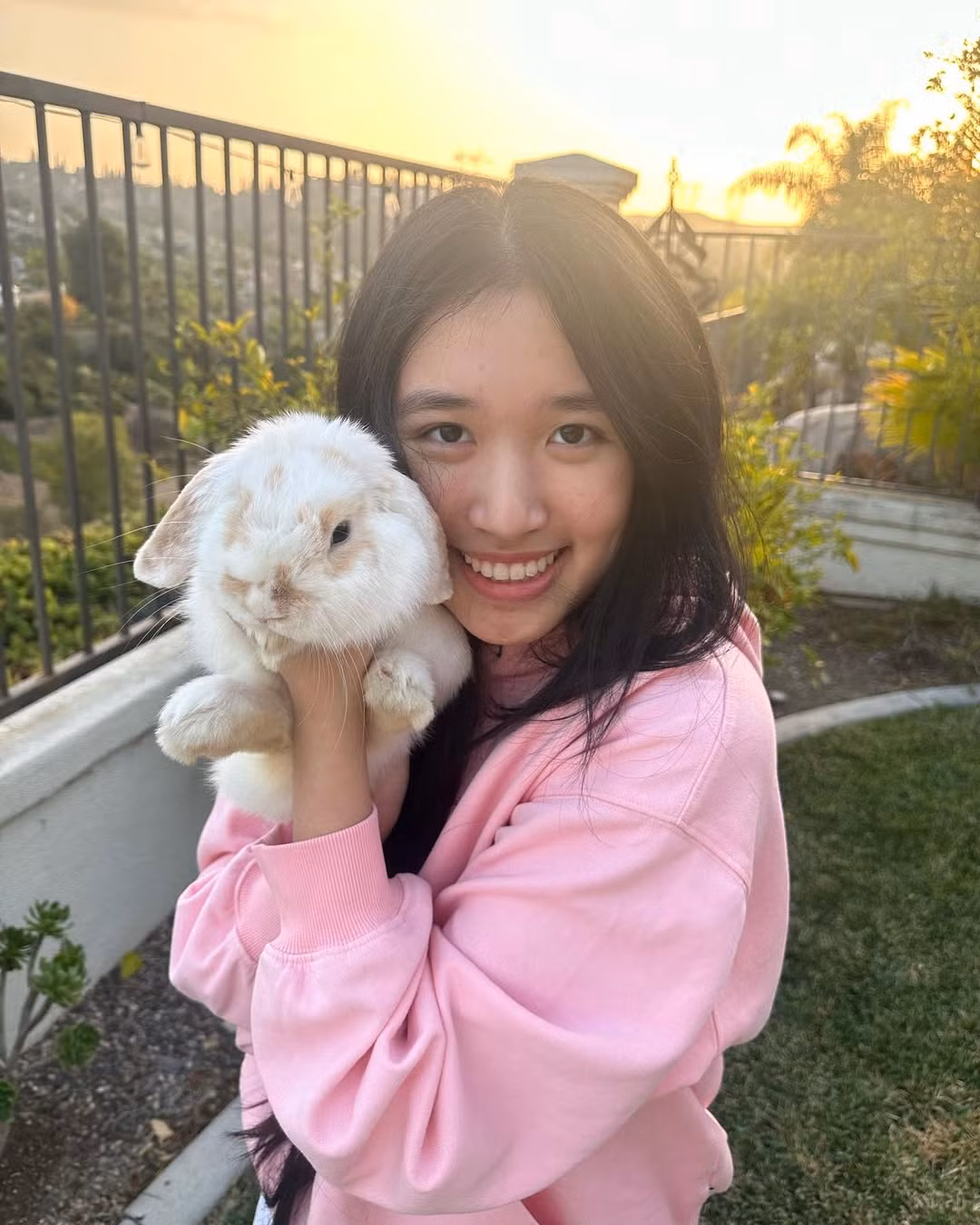 Trong nhiều năm qua, cô bạn đã gặt hái được những thành công đáng kể. Cô lần lượt đạt được những cột mốc "không tưởng" ở độ tuổi 18: Là YouTuber trẻ tuổi đạt hơn 3,5 triệu người theo dõi trên YouTube và "cán mốc" 1 tỷ views vào tháng 7/2023.