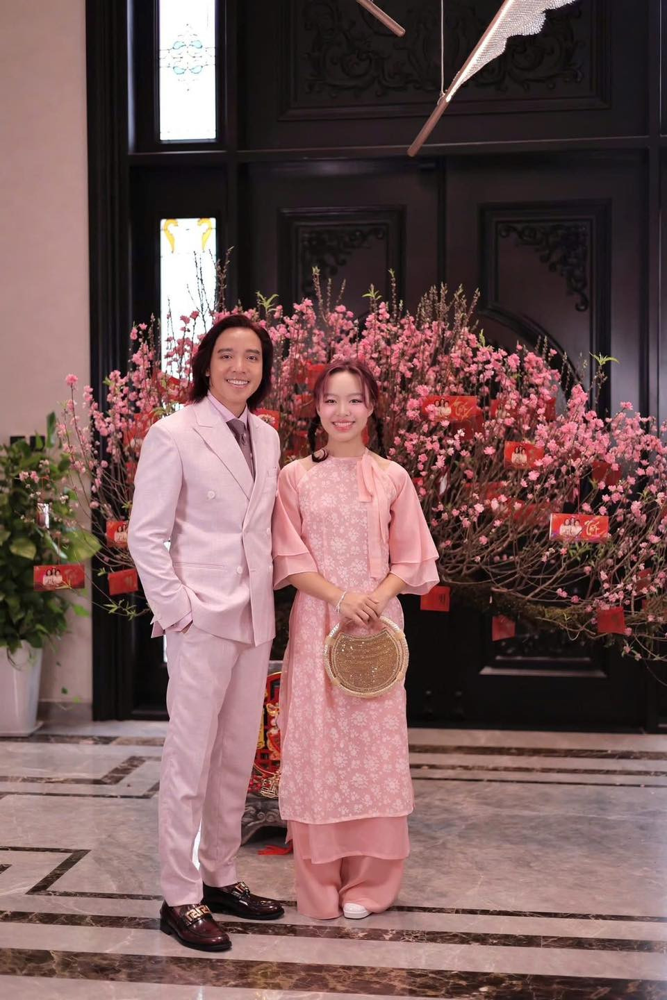 Cây đào với kích thước khủng được đặt giữa không gian sang trọng thể hiện sự đẳng cấp và bề thế của căn biệt thự.