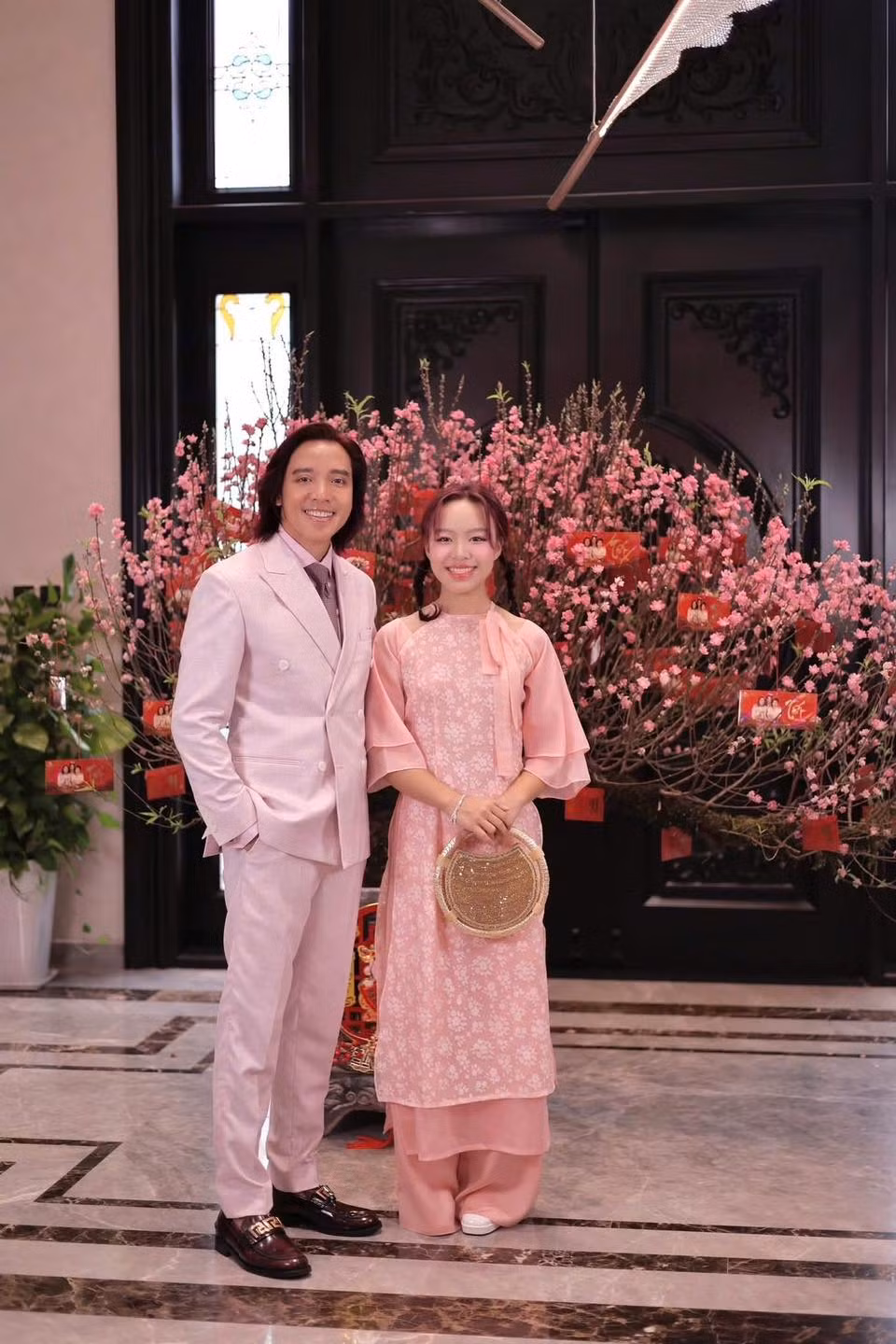 Cây đào với kích thước khủng được đặt giữa không gian sang trọng thể hiện sự đẳng cấp và bề thế của căn biệt thự.