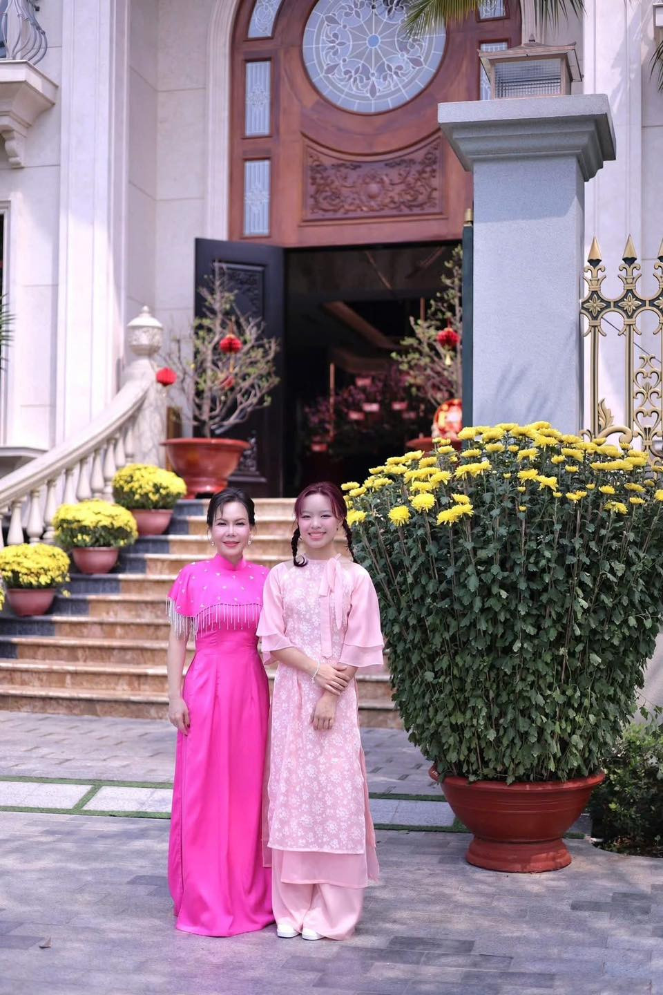 Được biết, vợ chồng Việt Hương chuyển về căn biệt thự này từ đầu năm ngoái.