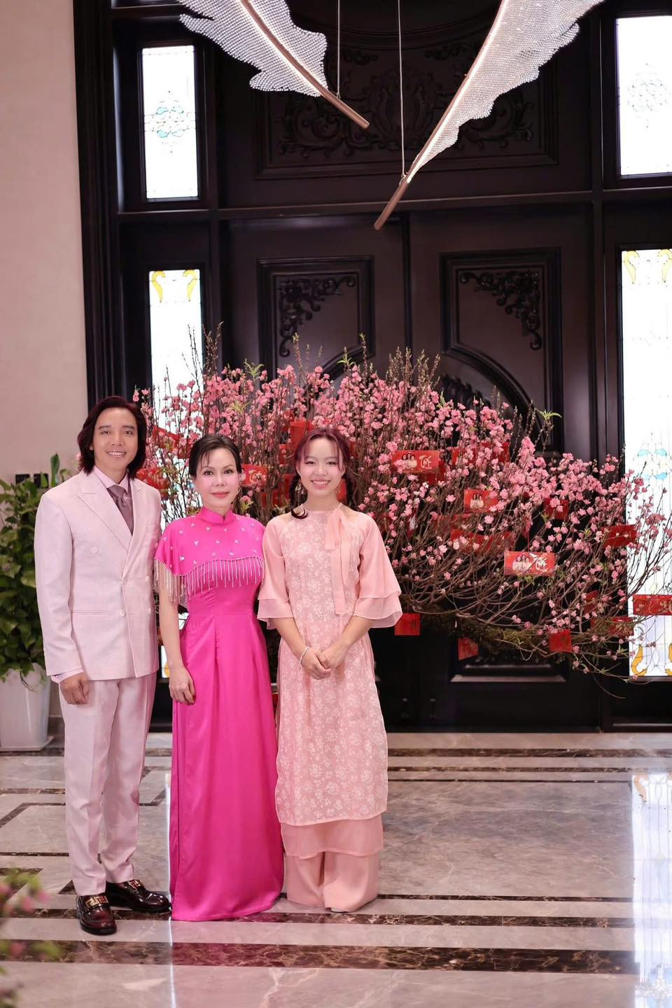 Mới đây trên trang cá nhân, Việt Hương đã đăng tải hình ảnh gia đình check-in tại cơ ngơi của nhà mình nhân dịp Tết Ất Tỵ. Dù không chụp hết các góc của căn biệt thự nhưng chỉ nhìn một số hình ảnh, khán giả đã hình dung được độ hoành tráng của cơ ngơi nữ danh hài.