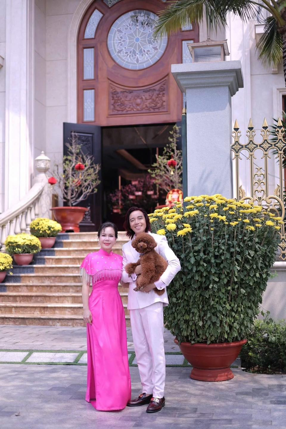 Ngôi nhà tọa lạc tại vị trí đắc địa, đối diện bờ sông Sài Gòn. Việt Hương từng cho biết đây là món quà ông xã tặng cô nhân dịp Valentine năm 2023.