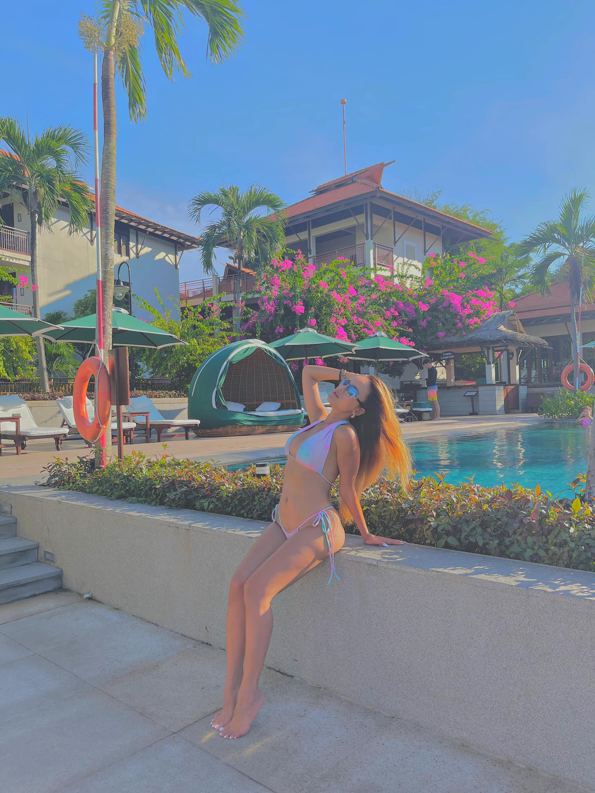 Cô nàng ưa chuộng những thiết kế áo tắm hai mảnh, triệt để khoe đường cong nuột nà.