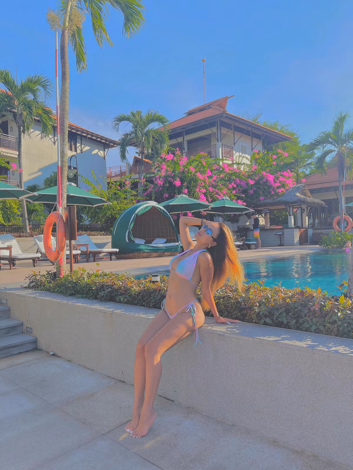 Cô nàng ưa chuộng những thiết kế áo tắm hai mảnh, triệt để khoe đường cong nuột nà.