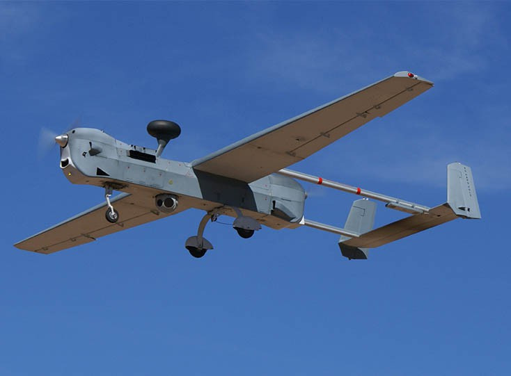 MQ-5B Hunter: Được thiết kế và phát triển bởi Northrop Grumman, máy bay không người lái đa nhiệm MQ-5B Hunter được sử dụng trong Không quân Mỹ trong 2 thập kỷ qua, đáp ứng mọi tiêu chuẩn của Bộ Quốc phòng nước này. Máy bay MQ-5B có thể mang nhiều loại cảm biến khác nhau như quang điện, hồng ngoại và hệ thống truyền thông tin, bên cạnh các vũ khí bên ngoài như đạn dẫn đường bằng laser Northrop Grumman Viper Strike. Trọng lượng cất cánh tối đa của MQ5B là 884,5 kg, độ cao tối đa là 5.500 mét và bay được trong 21 tiếng.