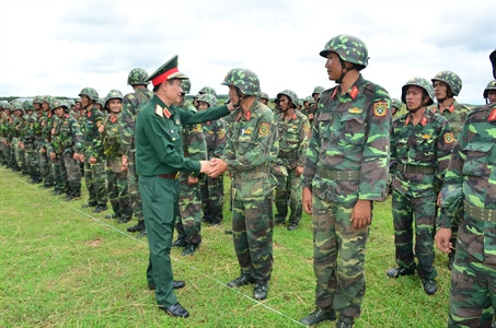 Thiếu tướng Lê Bửu Tuấn, Phó Tư lệnh – Tham mưu trưởng Quân khu 7 thăm hỏi bộ đội sau diễn tập.