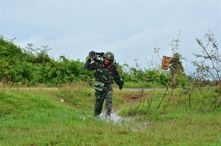 Khẩu đội Súng máy phòng không 12,7mm vận động chiếm lĩnh trận địa.