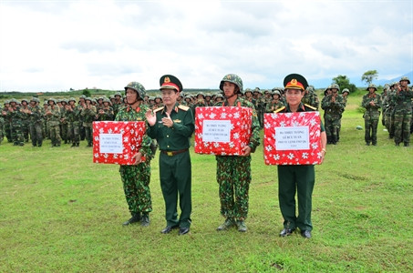 Thiếu tướng Lê Bửu Tuấn tặng quà cho các đơn vị hoàn thành tốt nhiệm vụ diễn tập.