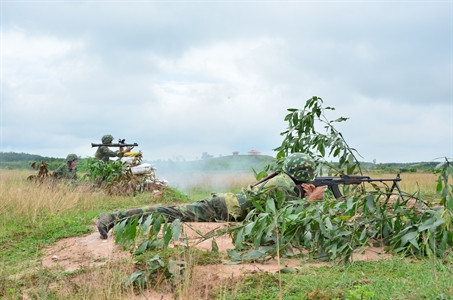 Nổ súng tiến công địch.