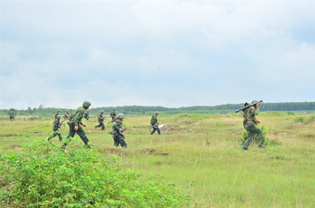 Xung phong tiêu diệt địch.