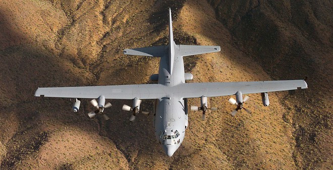 Kíp chiến đấu của EC-130H gồm 13 người, trong đó 4 thành viên phụ trách chuyến bay và dẫn đường (phi công chính, phi công phụ, hoa tiêu và kỹ sư hàng không), 9 người còn lại điều khiển và sử dụng các thiết bị tác chiến điện tử tích hợp.