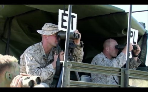 Một nhóm huấn luyện viên sẽ đi xe tải để kiểm tra bài thực hành ngụy trang, di chuyển, tiếp cận mục tiêu của các học viên. Cả lớp sẽ phải tiến đến gần mục tiêu là một giáo viên và nếu họ bị giáo viên đó phát hiện, họ bị đánh trượt.