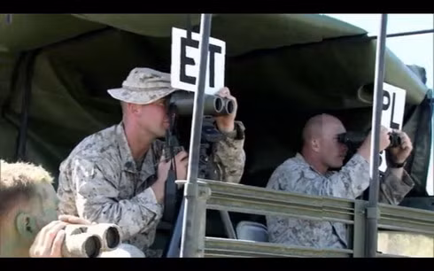 Một nhóm huấn luyện viên sẽ đi xe tải để kiểm tra bài thực hành ngụy trang, di chuyển, tiếp cận mục tiêu của các học viên. Cả lớp sẽ phải tiến đến gần mục tiêu là một giáo viên và nếu họ bị giáo viên đó phát hiện, họ bị đánh trượt.