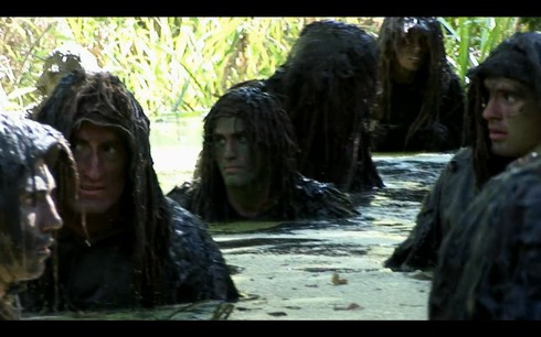 Lính bắn tỉa Thủy quân lục chiến Mỹ (thường được gọi tắt là MSS - Marine Scout Sniper) có 2 nhiệm vụ chính: Do thám, theo dõi và tiêu diệt các mục tiêu kẻ thù – trong nhiều trường hợp, một tay súng bắn tỉa mang lại hiệu quả cao hơn cả một chiếc máy bay chở đầy bom. Mỗi khóa huấn luyện lính bắn tỉa thường chỉ có tối đa 32 học viên và họ bắt buộc phải trải qua các khoa mục như thể lực, bắn súng, ngụy trang, theo dõi mục tiêu…với kết quả hoàn hảo nếu muốn tốt nghiệp