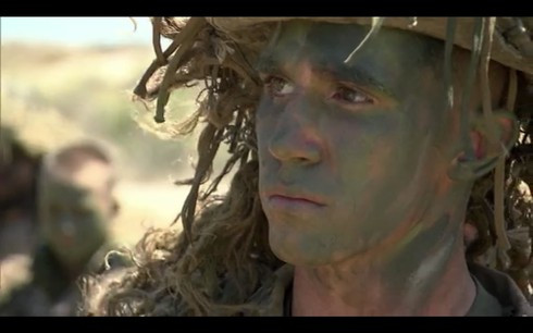 Để được chấm điểm vượt qua mỗi phần của hạng mục huấn luyện bắn súng, các xạ thủ phải đạt tối thiểu 28 phát trúng mục tiêu trong tổng số 35 phát đạn. Khoa mục bắn mục tiêu di động luôn là phần khó khăn nhất. Các xạ thủ phải bắn trúng mục tiêu tại một vị trí mà nó sẽ di chuyển đến (bắn chặn đầu). Để làm được điều này, họ phải tính toán được tốc độ di chuyển của mục tiêu, hướng di chuyển, trong khi những yếu tố ảnh hưởng đến sự tính toán của họ lại khá nhiều như tốc độ gió, độ ẩm không khí hay thậm chí là độ cong của lớp vỏ trái đất.