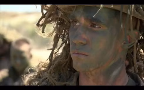 Để được chấm điểm vượt qua mỗi phần của hạng mục huấn luyện bắn súng, các xạ thủ phải đạt tối thiểu 28 phát trúng mục tiêu trong tổng số 35 phát đạn. Khoa mục bắn mục tiêu di động luôn là phần khó khăn nhất. Các xạ thủ phải bắn trúng mục tiêu tại một vị trí mà nó sẽ di chuyển đến (bắn chặn đầu). Để làm được điều này, họ phải tính toán được tốc độ di chuyển của mục tiêu, hướng di chuyển, trong khi những yếu tố ảnh hưởng đến sự tính toán của họ lại khá nhiều như tốc độ gió, độ ẩm không khí hay thậm chí là độ cong của lớp vỏ trái đất.