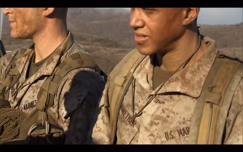 Những người tốt nghiệp sẽ được trao một chiếc vòng cổ “Cái răng của Hog” (Hog's Tooth) bằng dây nilon – đây là một trong những linh vật được sử dụng từ ngày lực lượng bắn tỉa được thành lập.