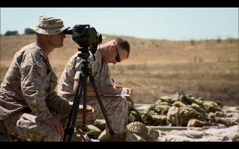 Trong bài tiếp theo cũng là bài khó khăn nhất của khóa huấn luyện là tác chiến ở một khoảng cách không xác định. Xạ thủ sẽ phải tiêu diệt 10 mục tiêu ở nhiều khoảng cách khác nhau nhưng họ được phép sử dụng người chỉ điểm đồng hành và ống nhòm. Nếu bắn trúng mục tiêu tại viên đạn đầu tiên, xạ thủ được 10 điểm, viên thứ 2 được 8 điểm và từ viên thứ 3 trở đi không được tính điểm. Để vượt qua bài này, xạ thủ phải đạt tối thiểu 88 điểm. Nếu bắn trượt, học viên sẽ chỉ được ngắm lại trong khoảng 5 giây do chính người giám sát đếm. Tại mỗi mục tiêu,người giám sát sẽ theo dõi trực tiếp và thông báo cho xạ thủ biết họ bắn trúng hay trượt.