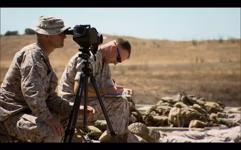 Trong bài tiếp theo cũng là bài khó khăn nhất của khóa huấn luyện là tác chiến ở một khoảng cách không xác định. Xạ thủ sẽ phải tiêu diệt 10 mục tiêu ở nhiều khoảng cách khác nhau nhưng họ được phép sử dụng người chỉ điểm đồng hành và ống nhòm. Nếu bắn trúng mục tiêu tại viên đạn đầu tiên, xạ thủ được 10 điểm, viên thứ 2 được 8 điểm và từ viên thứ 3 trở đi không được tính điểm. Để vượt qua bài này, xạ thủ phải đạt tối thiểu 88 điểm. Nếu bắn trượt, học viên sẽ chỉ được ngắm lại trong khoảng 5 giây do chính người giám sát đếm. Tại mỗi mục tiêu,người giám sát sẽ theo dõi trực tiếp và thông báo cho xạ thủ biết họ bắn trúng hay trượt.