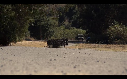 Khi kết thúc một ngày huấn luyện, họ phải mặc bộ đồ ướt, bẩn chạy về doanh trại. Bài huấn luyện này kéo dài suốt một tháng trước khi chuyển sang phần huấn luyện bắn súng.