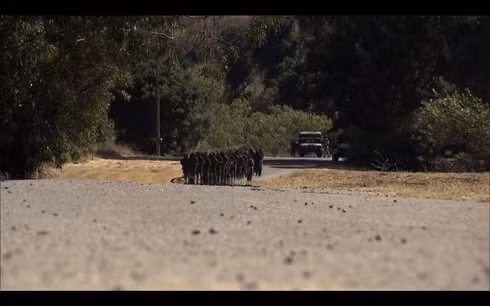 Khi kết thúc một ngày huấn luyện, họ phải mặc bộ đồ ướt, bẩn chạy về doanh trại. Bài huấn luyện này kéo dài suốt một tháng trước khi chuyển sang phần huấn luyện bắn súng.