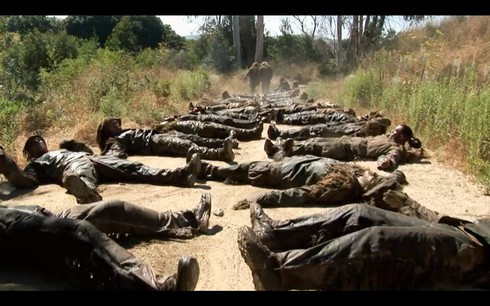 Sau khi thoát khỏi Ao lợn, những lính bắn tỉa tương lai tiếp phải trải qua một bài tập khác: nằm phơi nắng và lăn lộn với đất cát để “tôi luyện” bộ quần áo của một xạ thủ thực thụ.