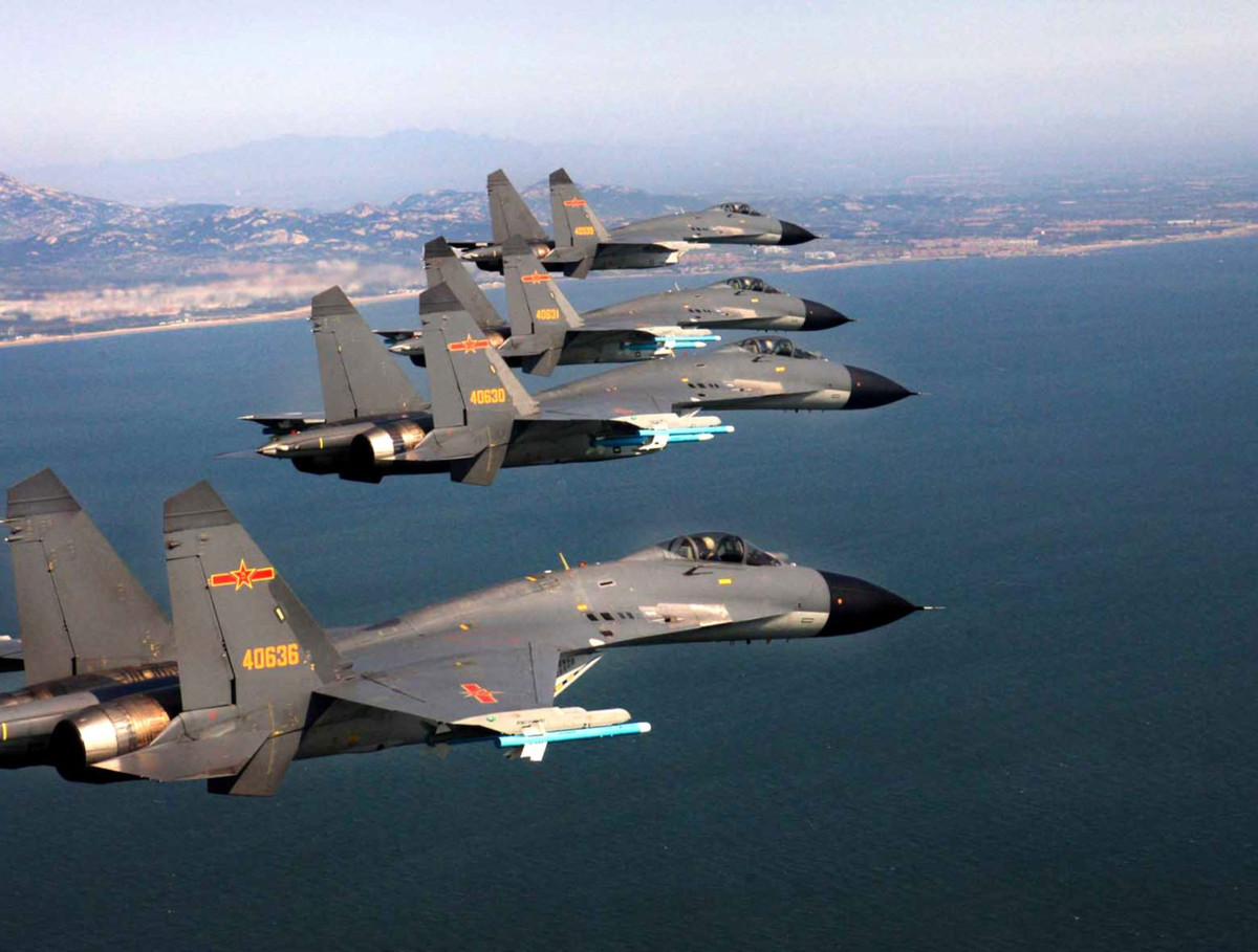 Điều thú vị nữa là nhà phân tích Nga giả định rằng trận chiến giữa tàu sân bay thế kỷ 21 giống mô tip trận chiến từng diễn ra ở Thái Bình Dương thời Thế chiến II với máy bay mặt đất và tàu ngầm ở vòng ngoài.