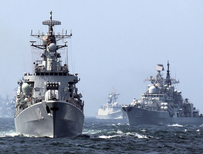 Trong khi đó, 4 hoặc 5 tàu khu trục Trung Quốc, mỗi tàu mang 16 tên lửa YJ-18 hướng về tàu sân bay Mỹ.