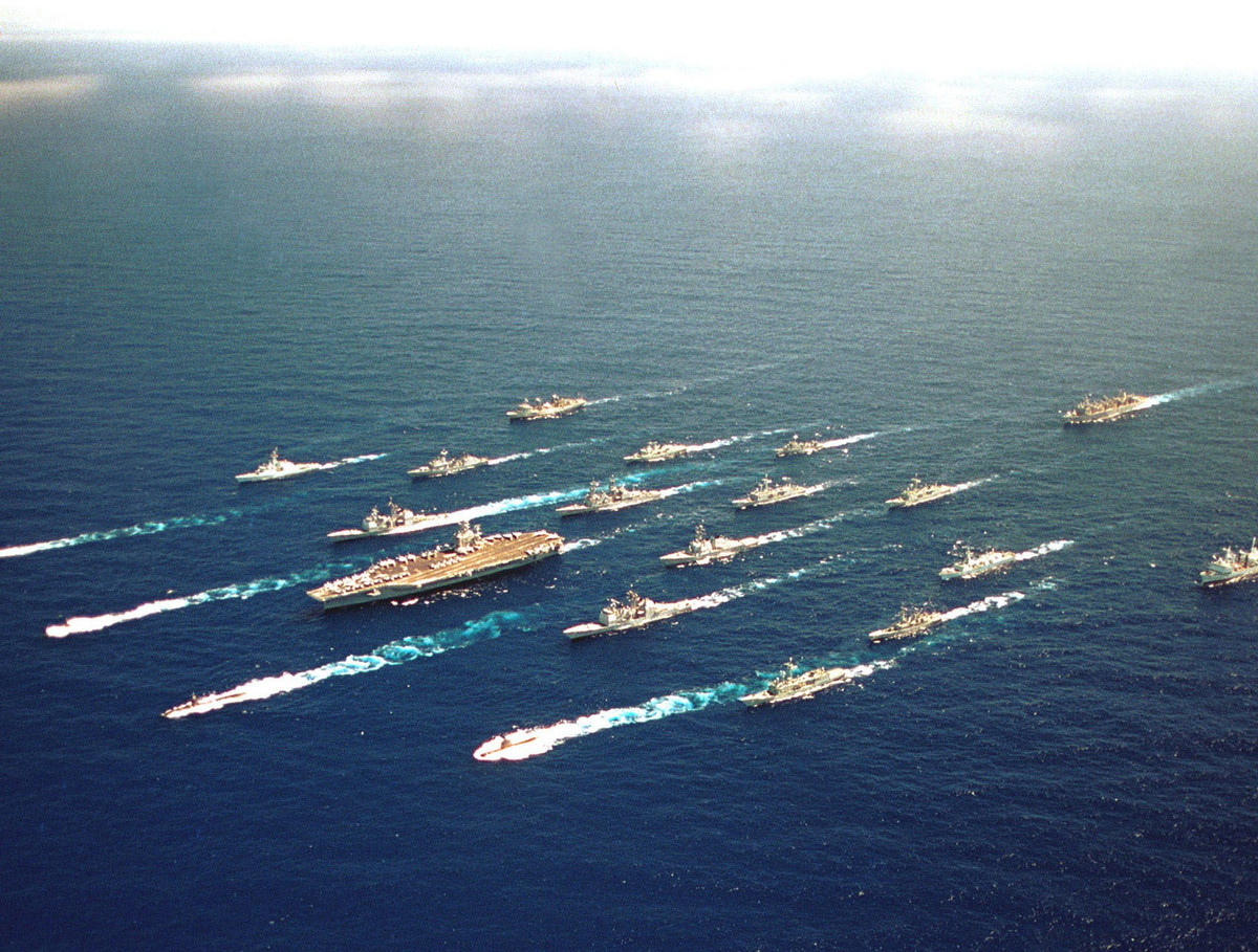 Trong khi Mỹ có hạm đội tàu sân bay lớn nhất thế giới, Trung Quốc mới chỉ có 1 tàu đã đóng, 1 tàu khác sắp hoàn thành để có thể đạt mục tiêu có được 5-6 chiếc nhằm khẳng định sức mạnh của Trung Quốc ở Thái Bình Dương.