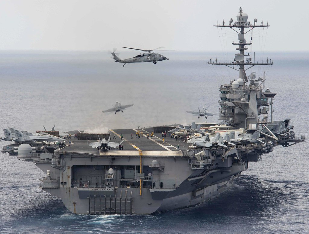 Ngược lại, các tàu sân bay Mỹ trang bị máy bay cảnh báo trên không E-2 Hawkeye, máy bay tác chiến điện tử EA-18, cũng như các máy bay chỉ huy cảnh báo sớm AWACS.