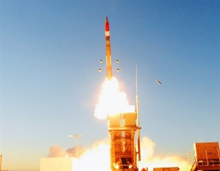 Ngoài ra, kết cấu động cơ đẩy nhiên liệu rắn hai tầng cho phép tăng gấp đôi tầm bắn hiệu dụng của đạn tên lửa đánh chặn. Đạn tên lửa đánh chặn mới cũng nhỏ gọn hơn cho phép tăng số lượng đạn tên lửa đánh chặn trang bị trên các bệ từ 4 lên 16 đạn.