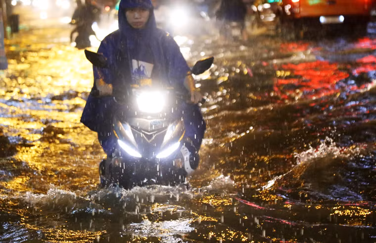 Khốn đốn trong cảnh "trên đầu mưa xối xả, dưới đường nước mênh mông".