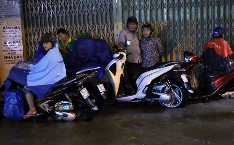 Nhiều người khác đứng chờ nước rút mới lưu thông.