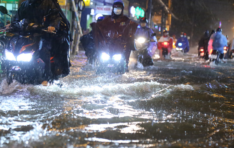 Ngập nghiêm trọng nhất là đường Phan Huy Ích thuộc quận Gò Vấp và quận Tân Bình khiến người dân không thể di chuyển, phải đứng chờ nước rút mới dám về nhà.