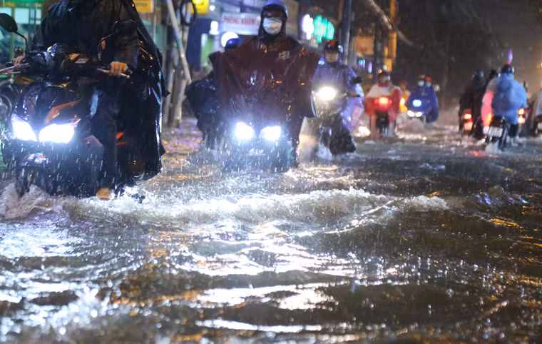 Ngập nghiêm trọng nhất là đường Phan Huy Ích thuộc quận Gò Vấp và quận Tân Bình khiến người dân không thể di chuyển, phải đứng chờ nước rút mới dám về nhà.