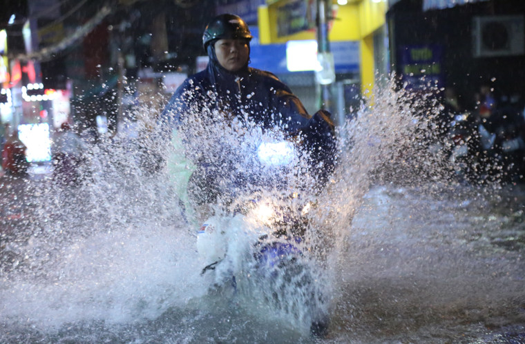 Nhiều người cố vượt... "sông" về nhà trong cơn mưa tầm tã