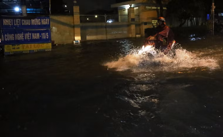 Khốn đốn trong đêm khuya.