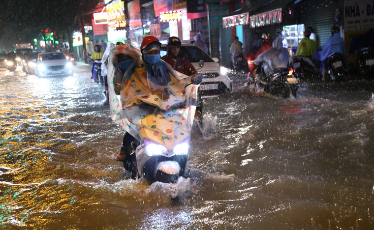 Theo ghi nhận của PV Kiến Thức, các tuyến đường như Quang Trung, Lê Văn Thọ, Lê Đức Thọ, Cây Trâm, Phạm Văn Chiêu, Nguyễn Văn Quá (quận Gò Vấp), Phan Huy Ích (quận Gò Vấp và quận Tân Bình)... chìm trong biển nước.