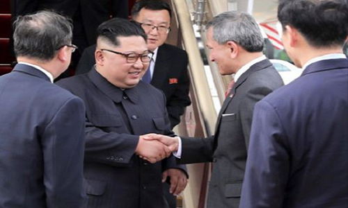 Lãnh đạo Kim Jong-un (trái) cười tươi khi bắt tay Bộ trưởng Vivian. Ảnh: FB.