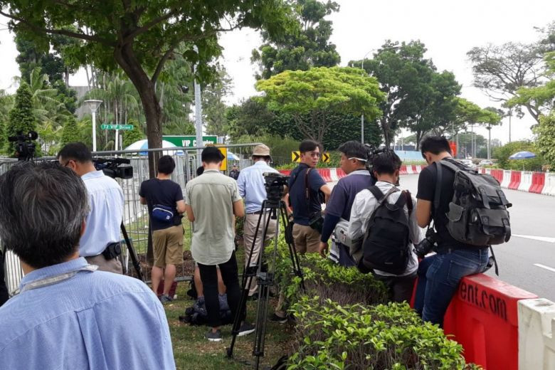 Trước đó, đông đảo phóng viên tập trung bên ngoài khu VIP của sân bay Changi chờ sự xuất hiện của nhà lãnh đạo Kim Jong-un. Ảnh: ST.
