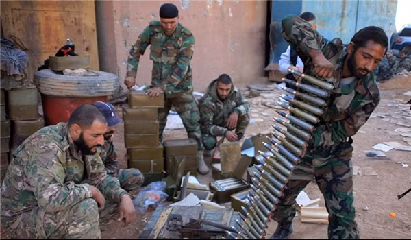 Trước đó, theo hãng Fars (Iran), Quân đội Syria đã triển khai thêm hàng trăm binh sĩ và trang thiết bị quân sự hạng nặng tới đồi Ashhib và Tây Salman ở Đông Bắc Sweida nhằm chuẩn bị cho chiến dịch “xóa sổ” IS ở vùng Badiya al-Sham. Ảnh: FNA.