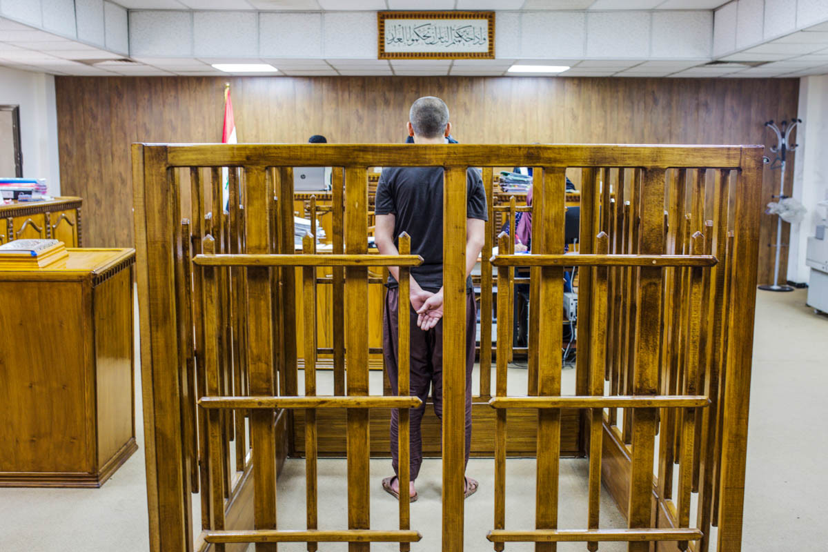 Người đàn ông này bị cáo buộc là một thành viên IS và đang bị xét xử tại tòa án ở Baghdad.