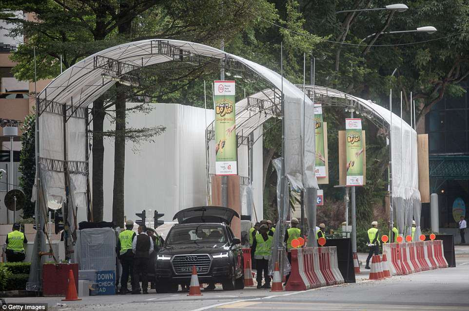 Cảnh sát kiểm tra các phương tiện tại một chốt kiểm soát phía sau Khách sạn St Regis, nơi nhà lãnh đạo Triều Tiên lưu trú sau khi tới Singapore. Ảnh: Getty.