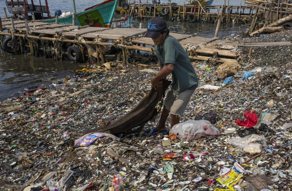 Indonesia cũng đối mặt với tình trạng ô nhiễm nghiêm trọng. Mỗi năm, nước này thải ra 187,2 triệu tấn rác thải nhựa.