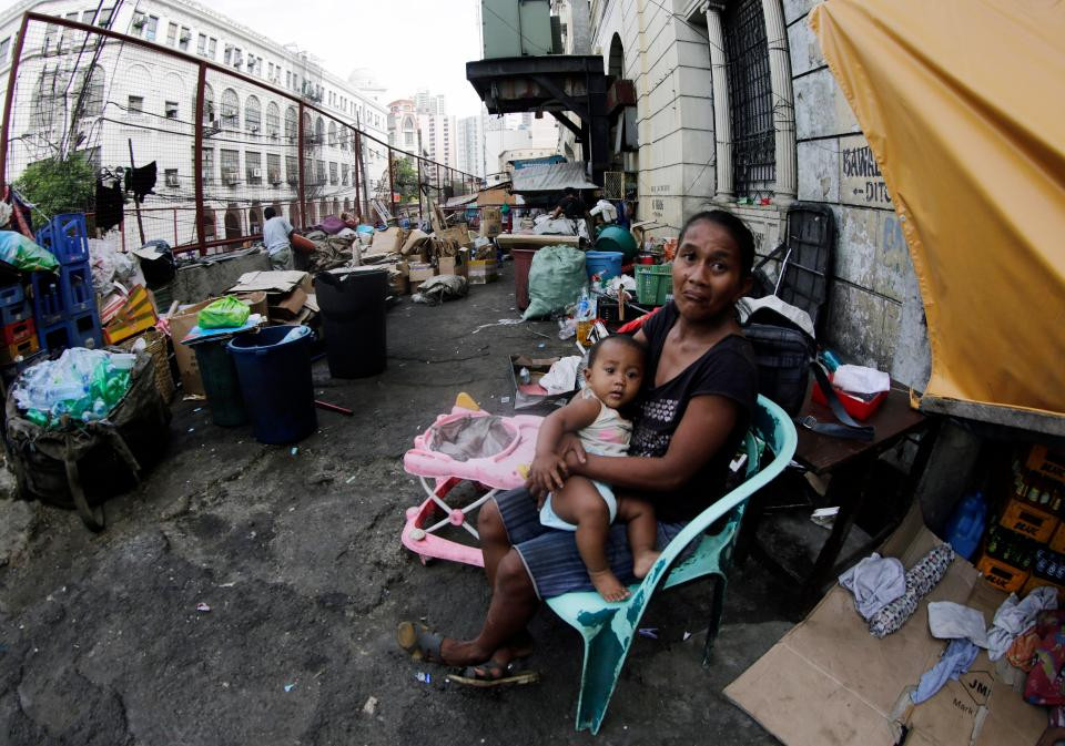 Đường phố Manila cũng ngổn ngang rác thải.