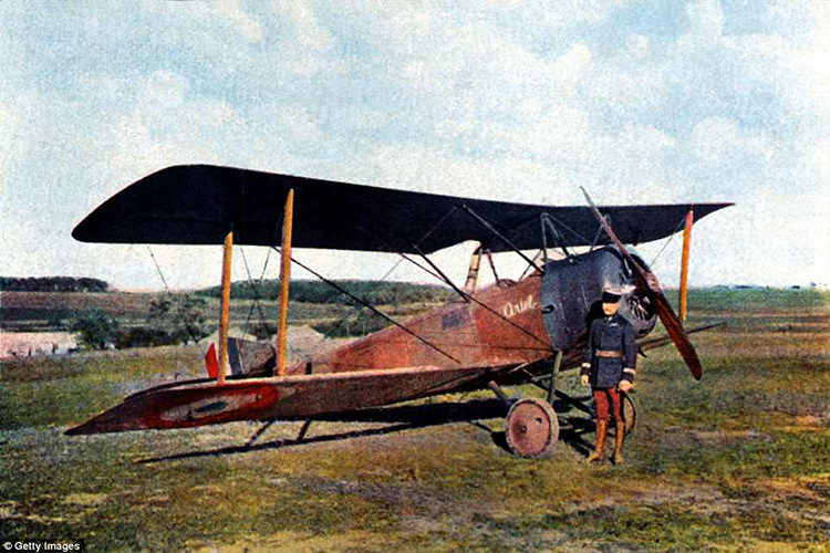 Đại úy - phi công Robert de Beauchamp thuộc Không quân Pháp bên cạnh chiến đấu cơ Sopwith Camel của mình vào năm 1916.