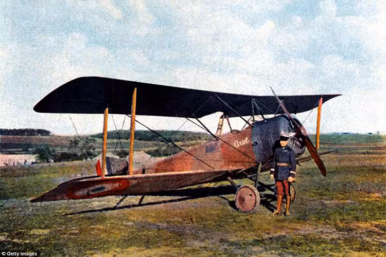 Đại úy - phi công Robert de Beauchamp thuộc Không quân Pháp bên cạnh chiến đấu cơ Sopwith Camel của mình vào năm 1916.