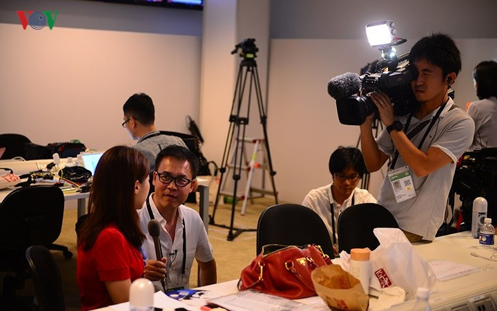 Trung tâm báo chí được thiết kế theo nguyên tắc ai tới trước được phục vụ trước, vì vậy các phóng viên phải chọn chỗ ngồi làm việc cho mình nếu không muốn bị mất chỗ.