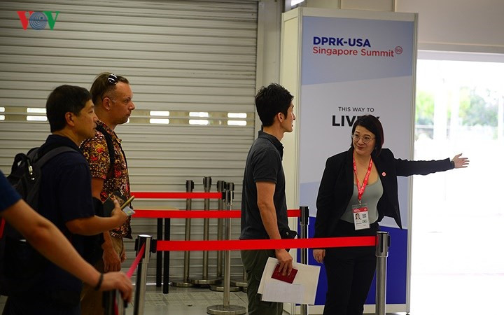 Trung tâm báo chí (IMC) phục vụ cho Hội nghị Thượng đỉnh Mỹ - Triều. được đặt tại toà nhà F1 Pit, nơi từng diễn ra chặng đua công thức 1 Singapore.